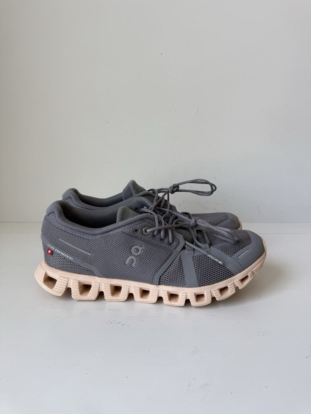On Cloud 5 Running Shoes Womens 8.5 Gray Pink Athletic Sneakers